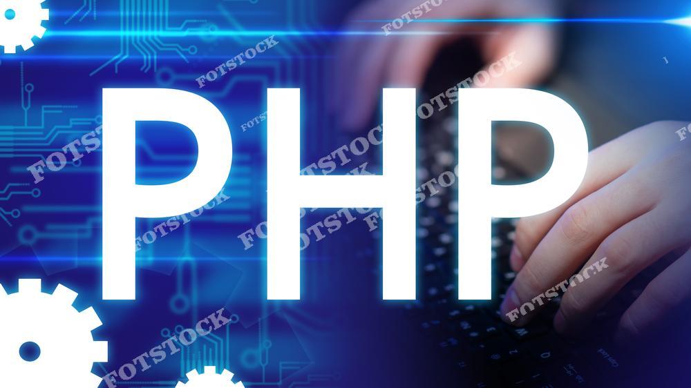 На изображении крупный текст "PHP" на фоне схем и клавиатуры. Фото подчеркивает связь языка программирования с процессом создания веб-приложений. Подходит для иллюстрации материалов о разработке и программировании.